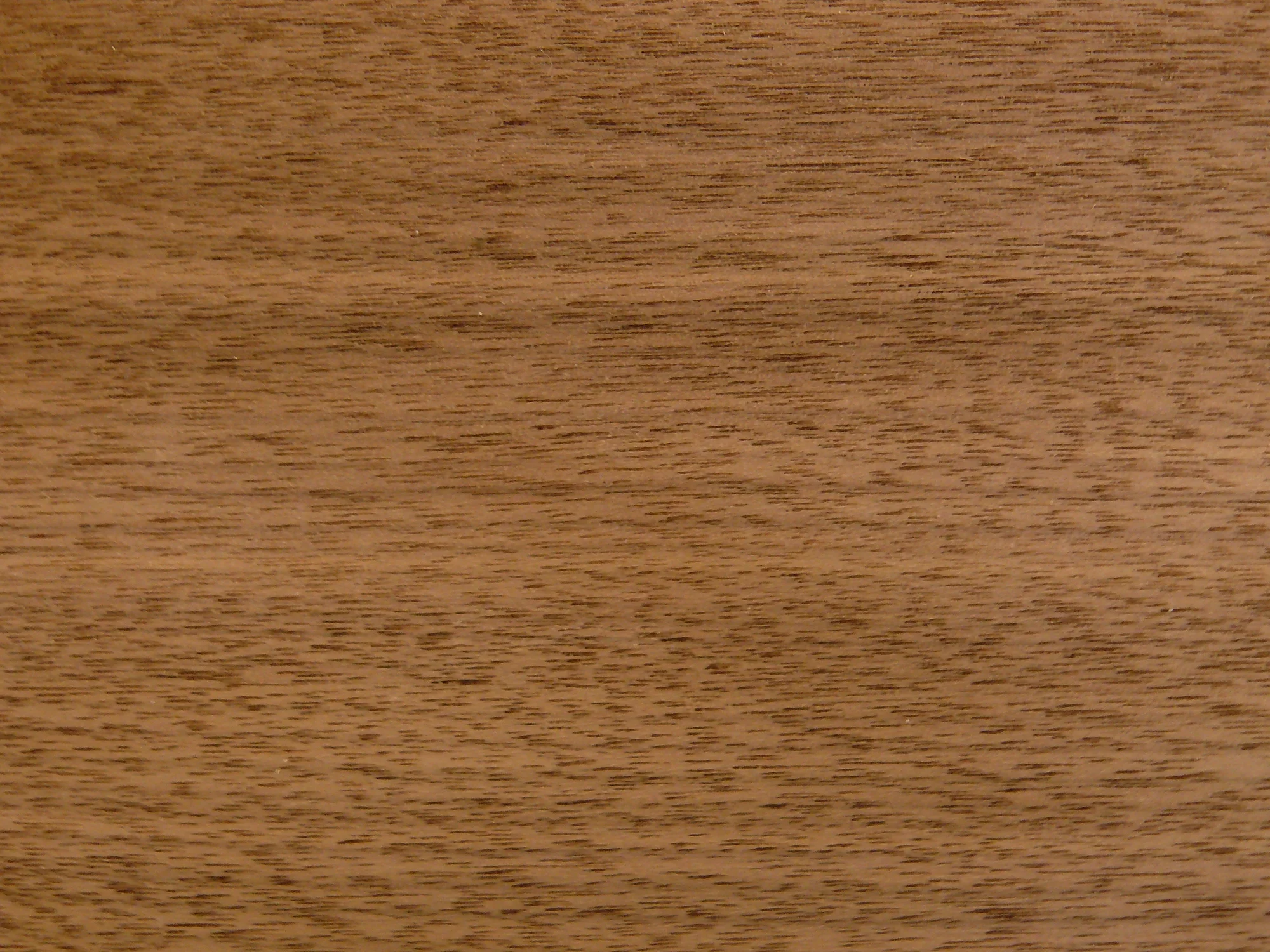 Braune Nussbaumoberfläche mit länglicher Maserung